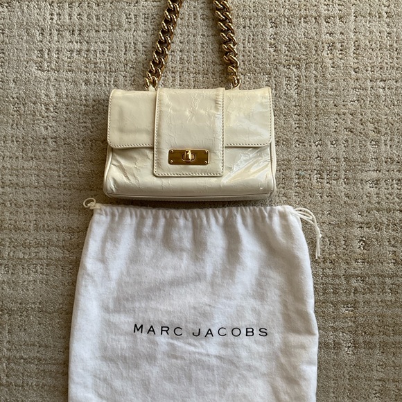 Marc Jacob’s “URSULA” Beige Patent Leather Bag with Gold Chain Handle - Picture 11 of 13